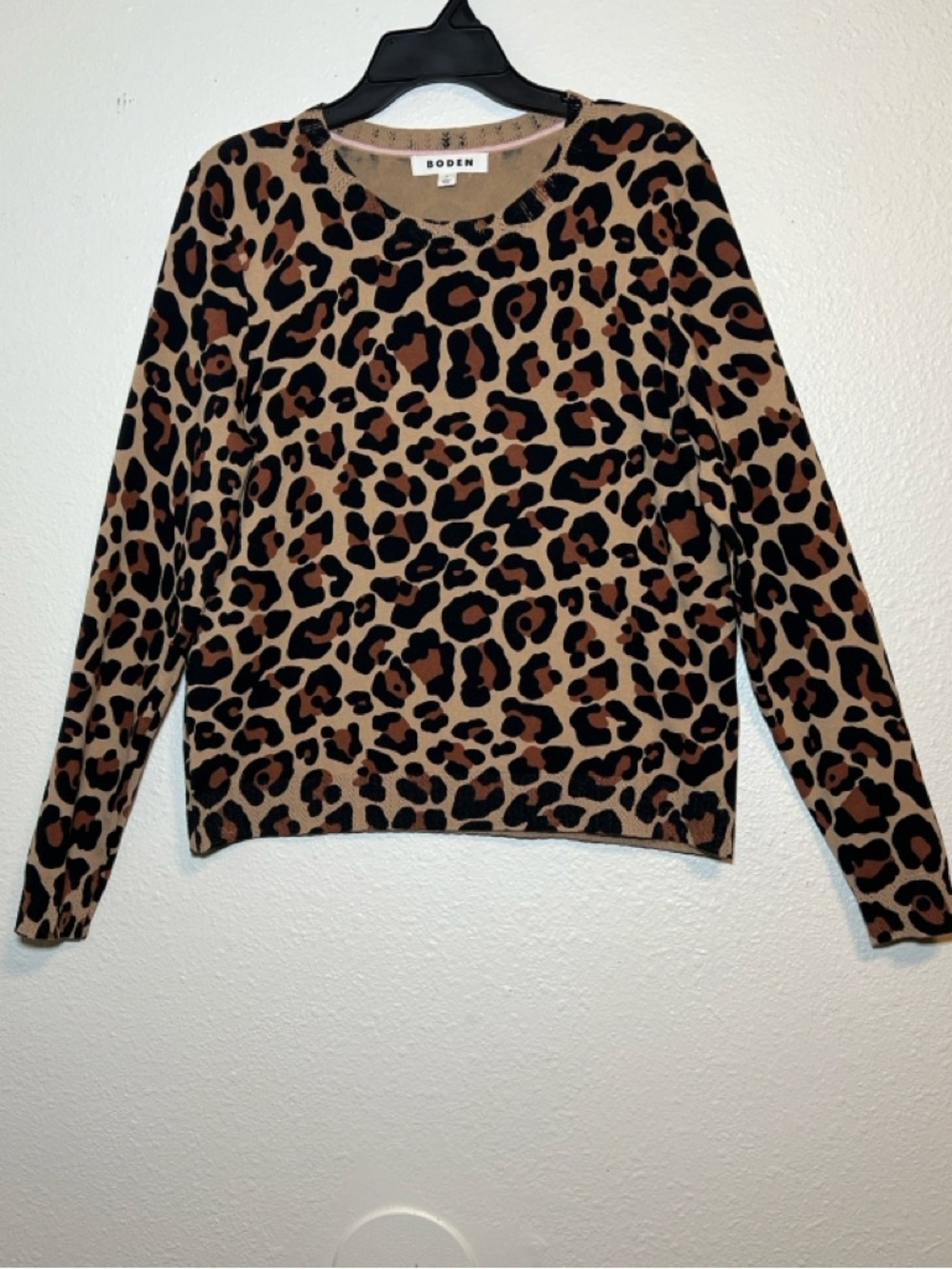 Boden Crew Sweater Size Medium Leopard Print Lightweight Animal Print